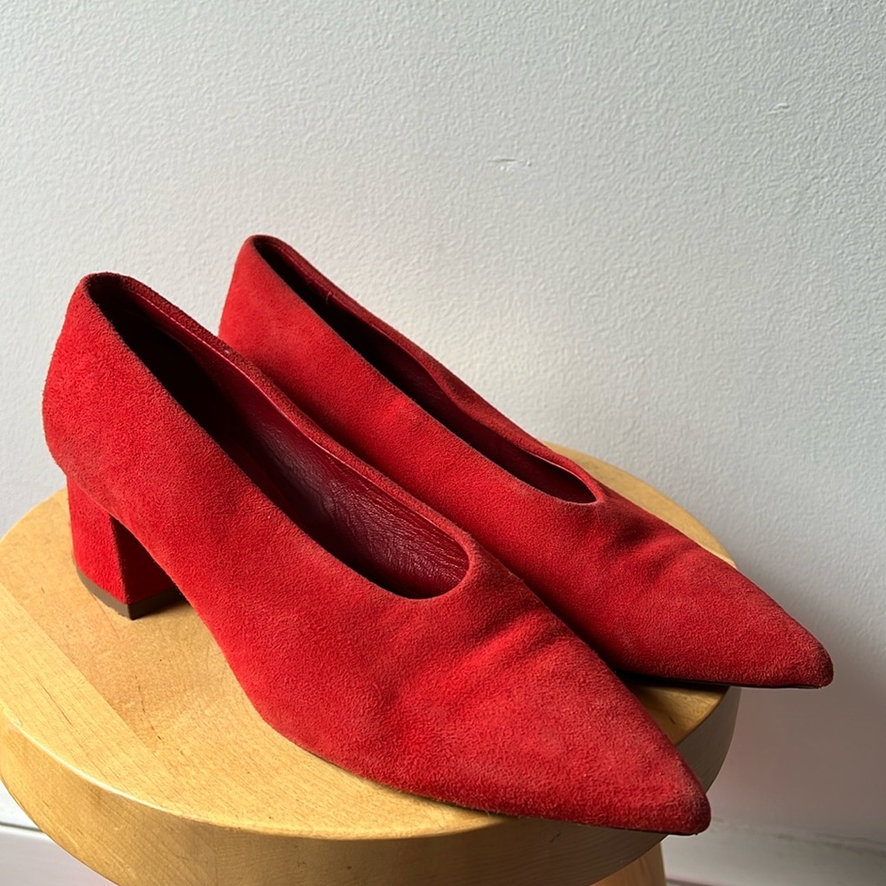 〰️ red suede Vince heels 〰️